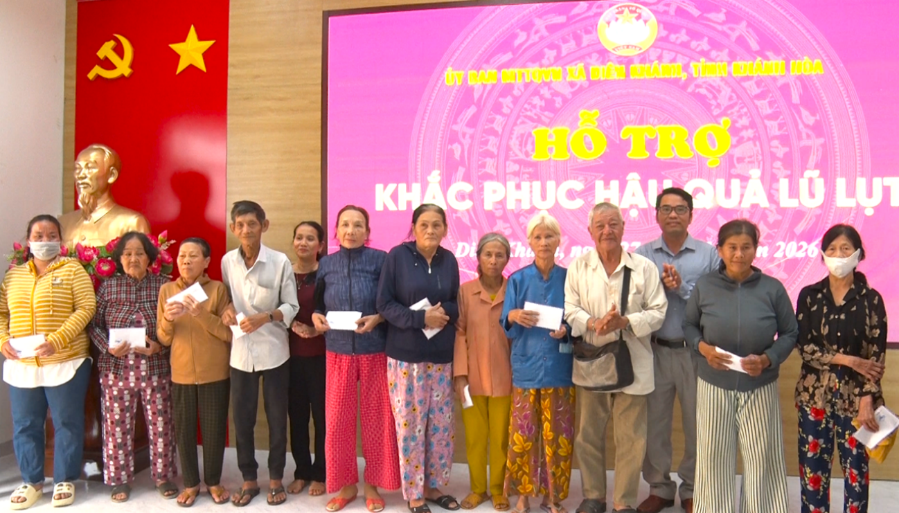 Ban tổ chức trao kinh phí cho các hộ dân bị ảnh hưởng, thiệt hại do mưa lũ