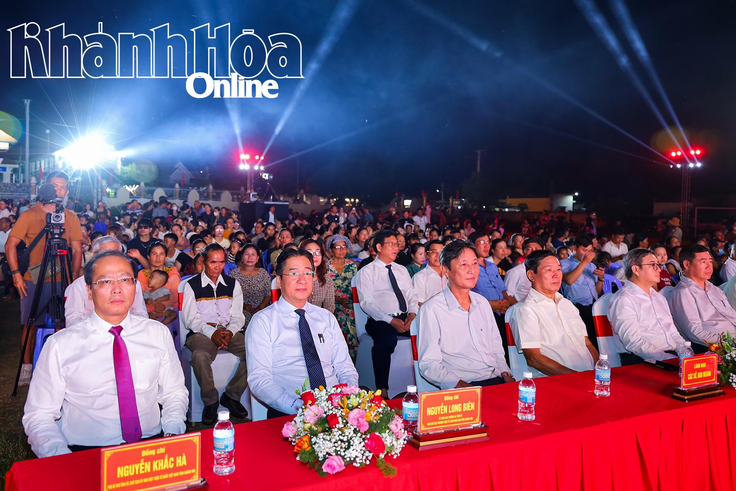 Đồng chí Nguyễn Khắc Hà và đồng chí Nguyễn Long Biên cùng tham dự chương trình nghệ thuật.