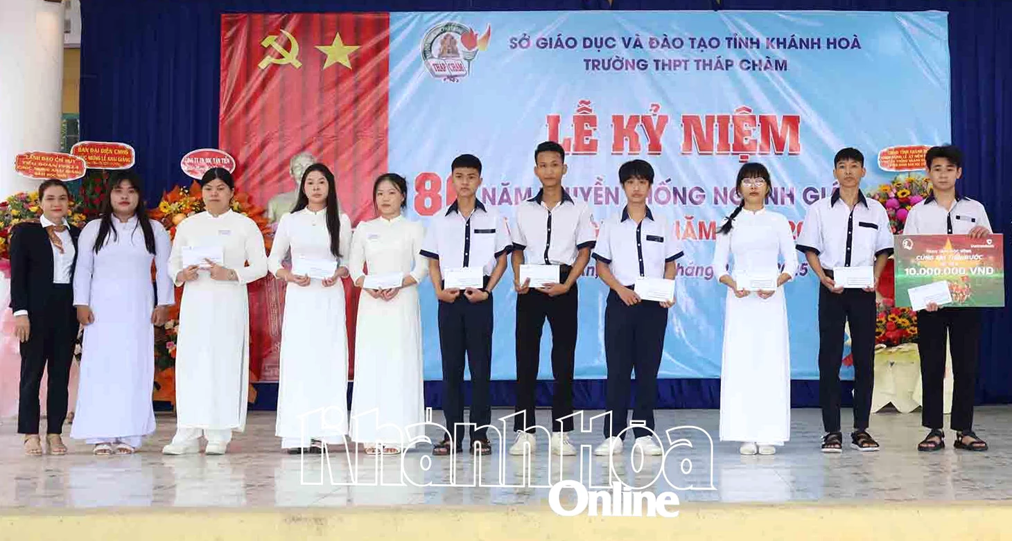 Các đơn vị, cá nhân trao học bổng cho các em học sinh.