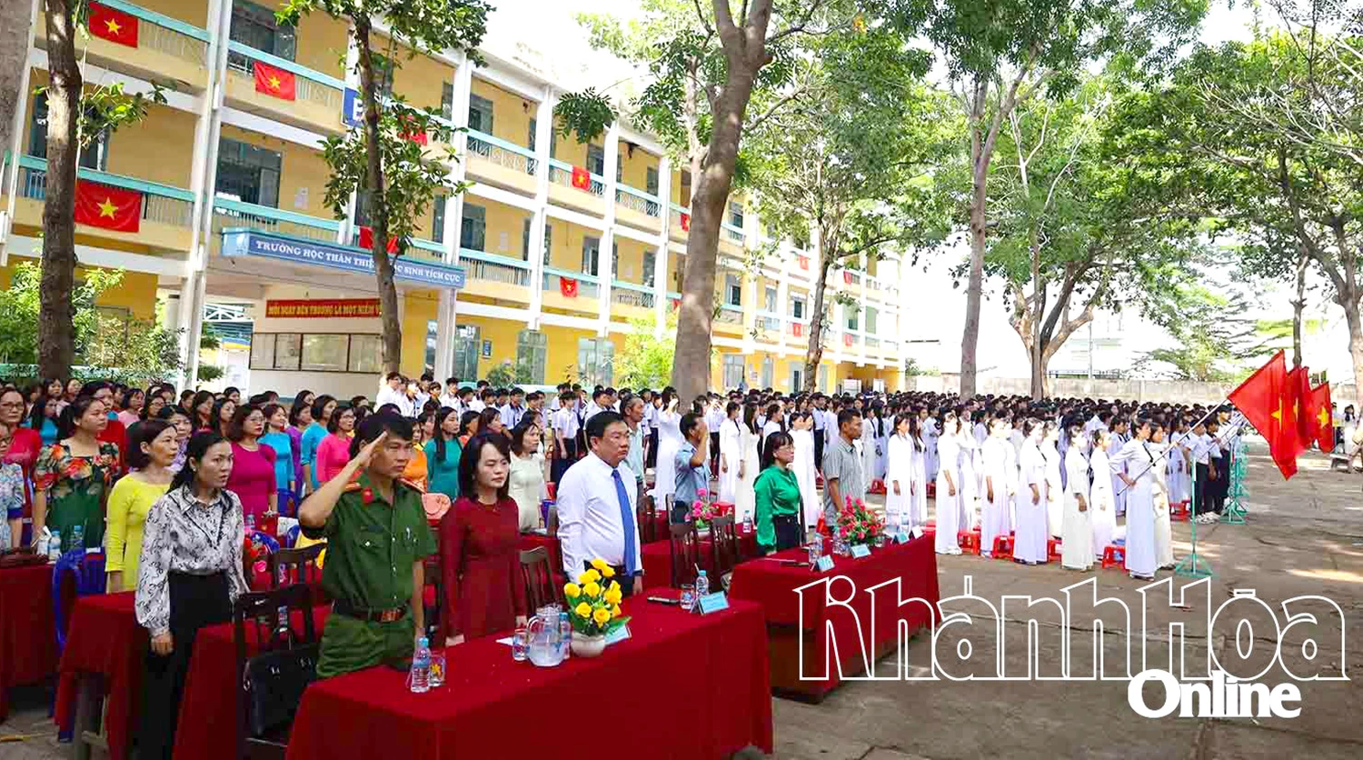 Các đại biểu tiến hành nghi thức Chào cờ.
