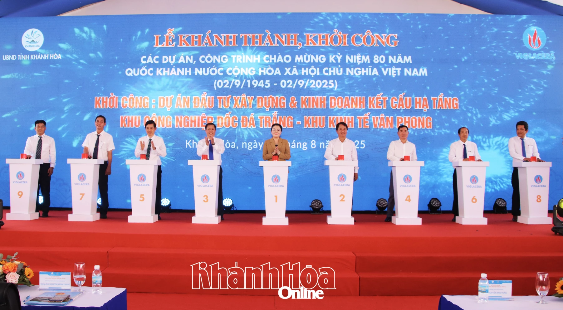 Các đại biểu thực hiện nghi thức khởi công.