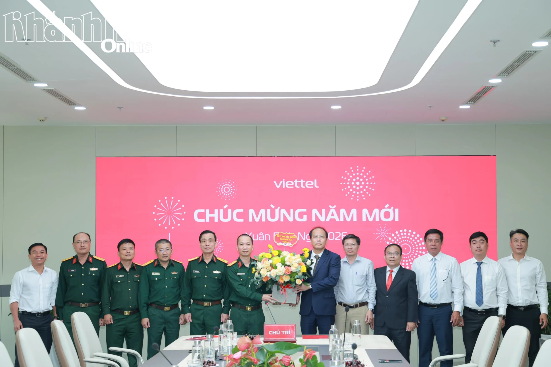 Đồng chí Nguyễn Khắc Hà tặng hoa chúc mừng tập thể lãnh đạo Viettel Khánh Hòa.