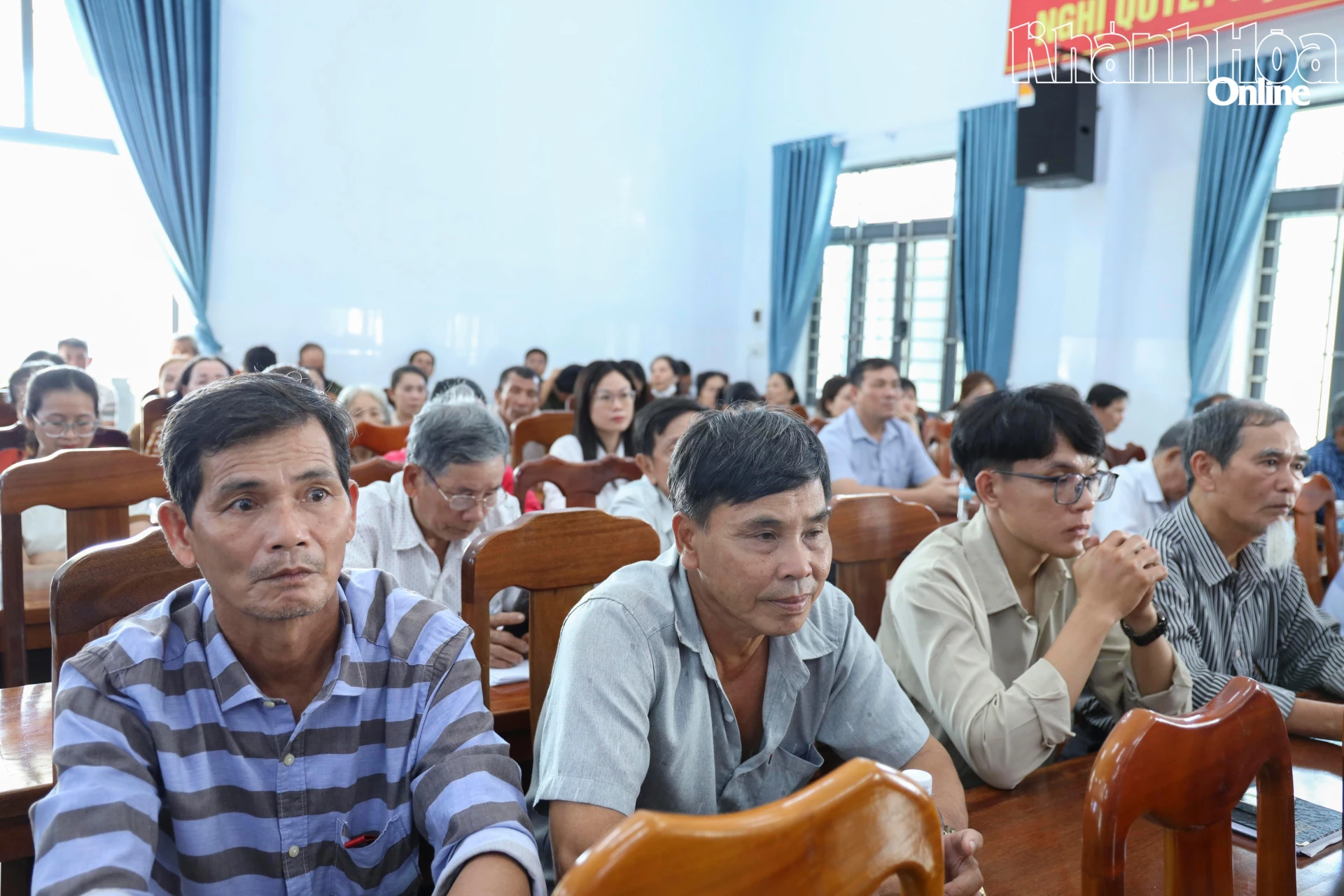 Cử tri xã Tu Bông tham dự hội nghị.