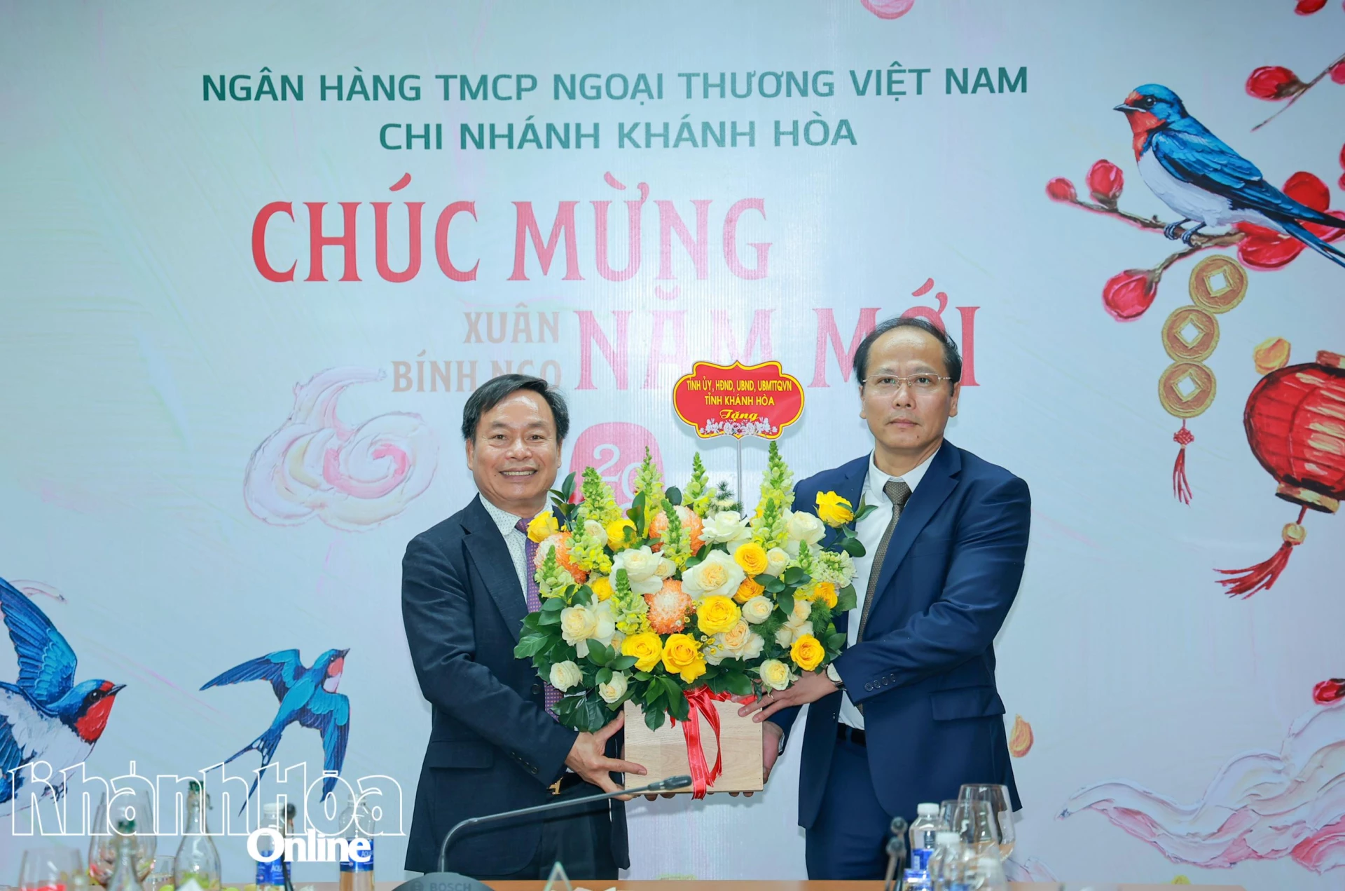 Đồng chí Nguyễn Khắc Hà tặng hoa chúc mừng lãnh đạo Vietcombank Chi nhánh Khánh Hòa.