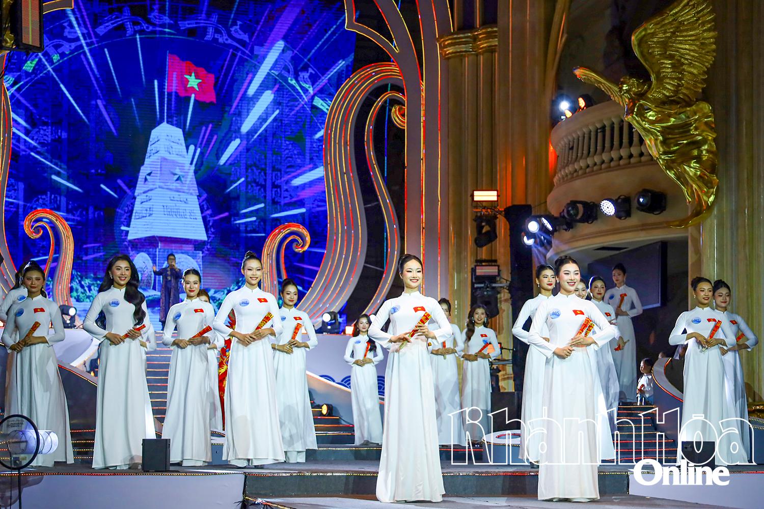 Màn ra mắt khán giả của các thí sinh tham gia đêm chung kết cuộc thi.    