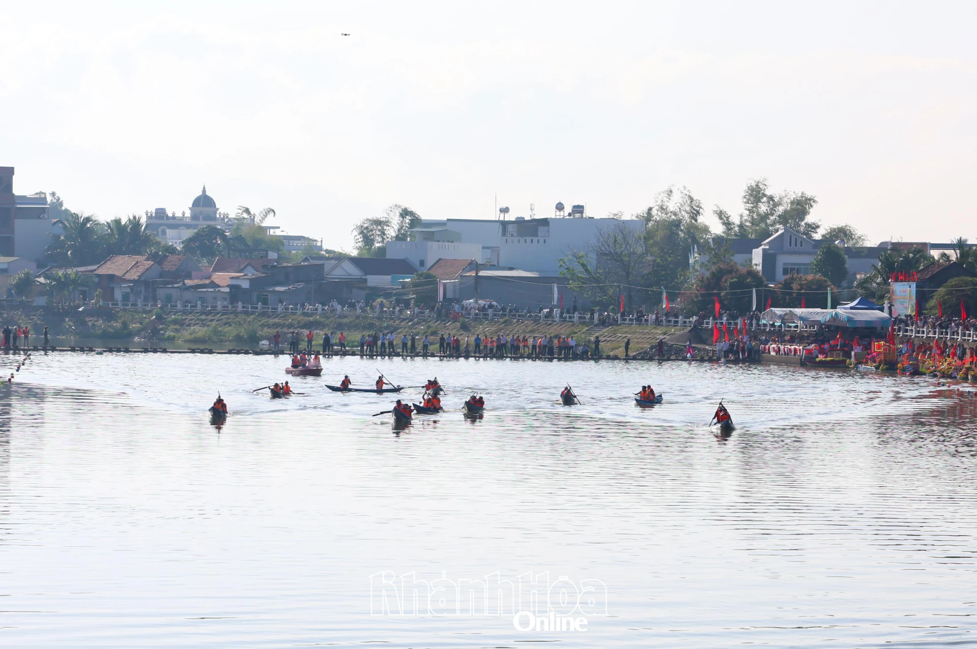 Các đội đua bắt đầu xuất phát