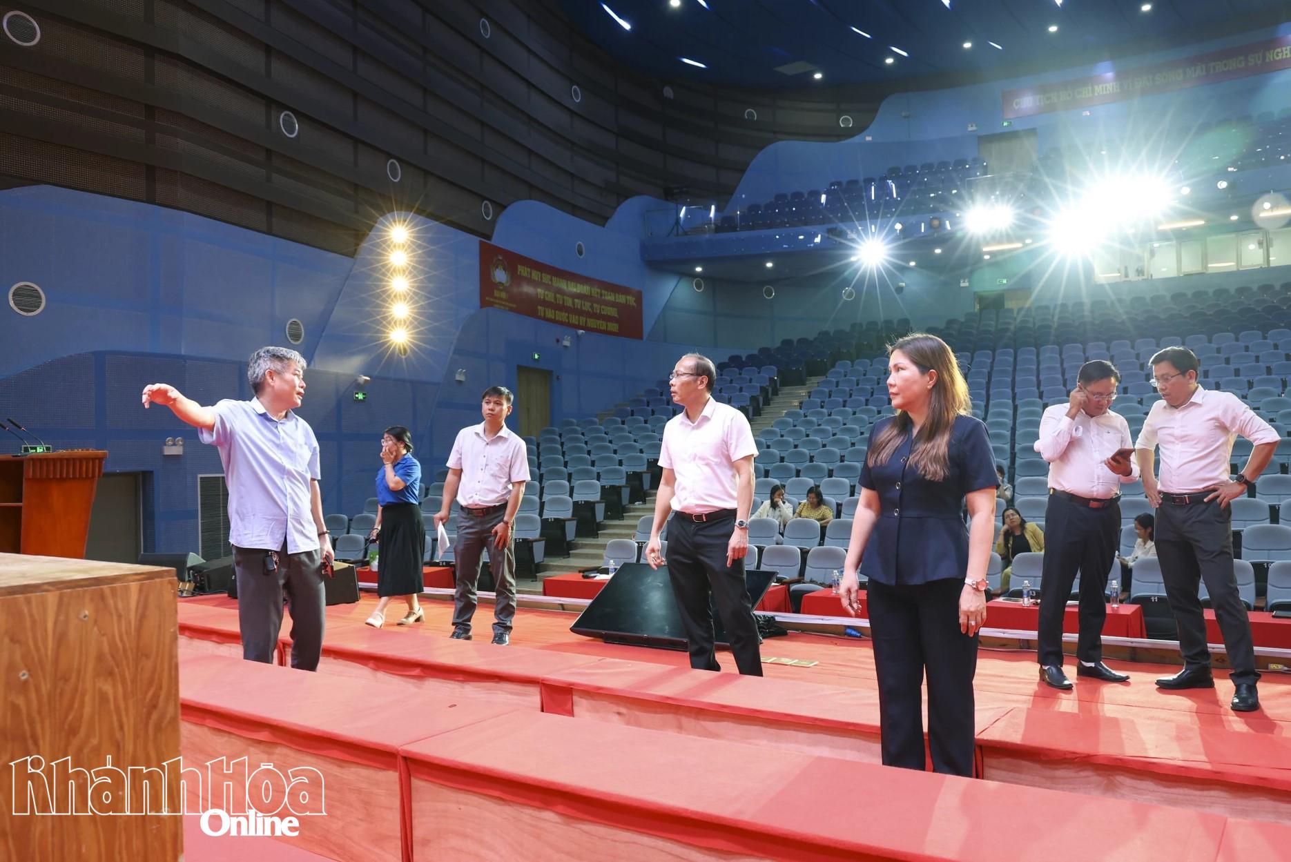 Các đại biểu trao đổi về bày trí, âm thanh, ánh sáng phục vụ đại hội.