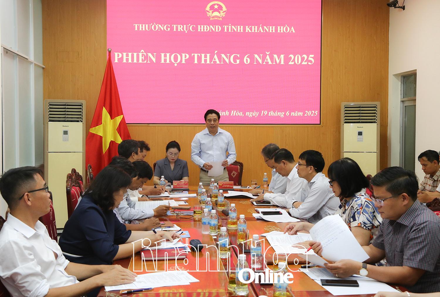 Phó Bí thư Thường trực Tỉnh ủy, Chủ tịch HĐND tỉnh Nguyễn Khắc Toàn phát biểu chỉ đạo tại phiên họp