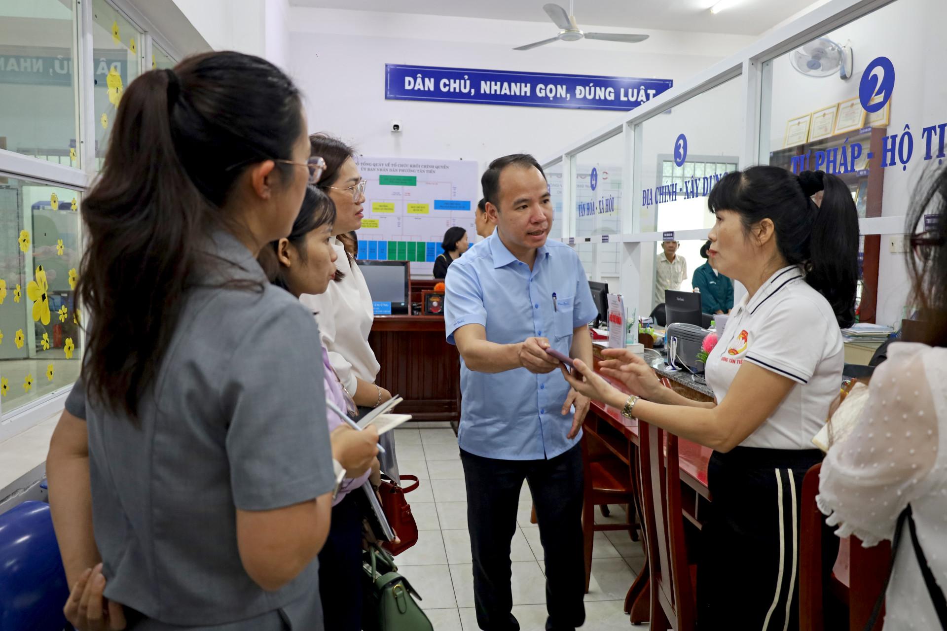Đoàn công tác làm việc tại phường Tân Tiến.  