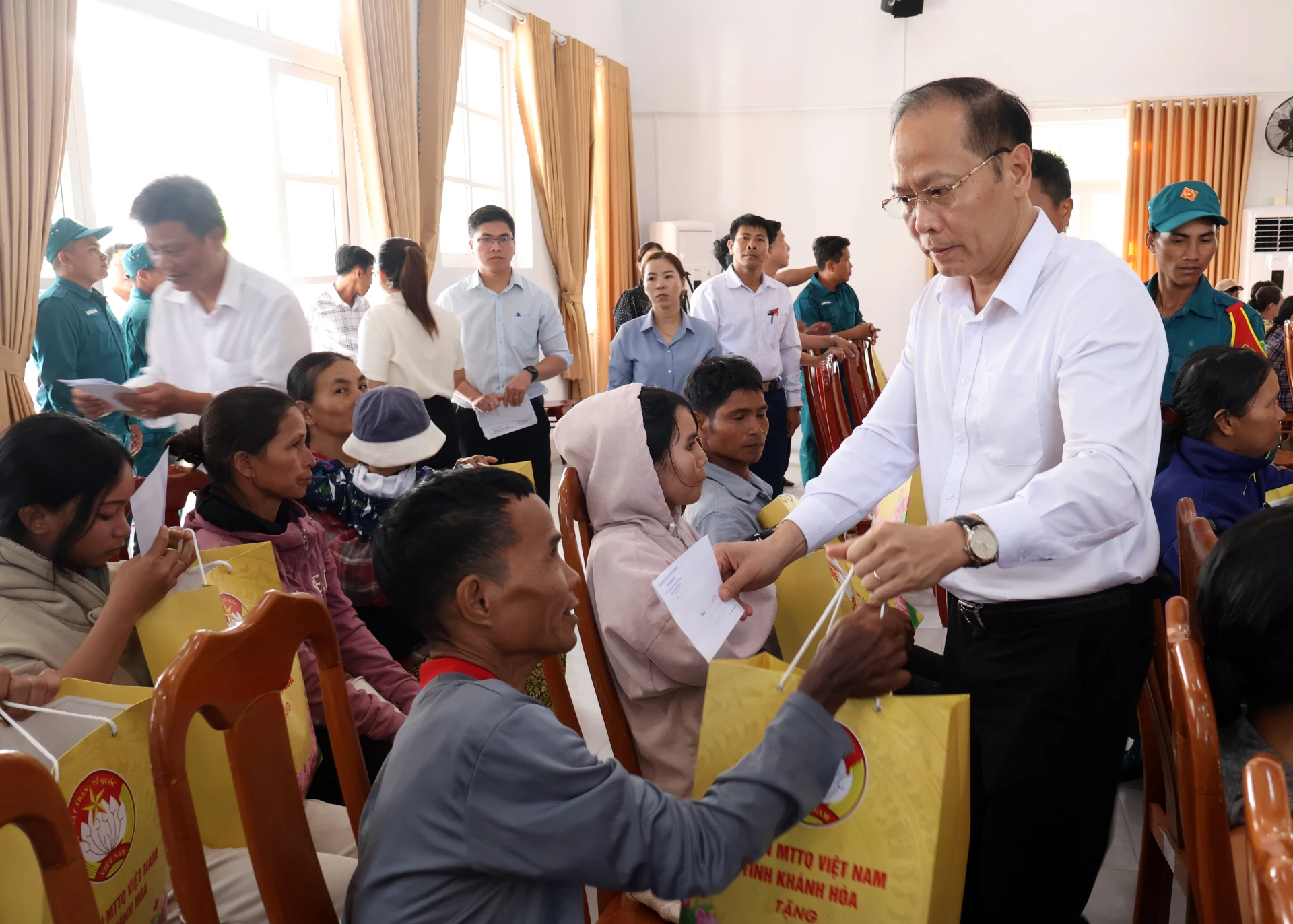 Đồng chí Nguyễn Khắc Hà trao quà cho các hộ dân xã Thuận Bắc.