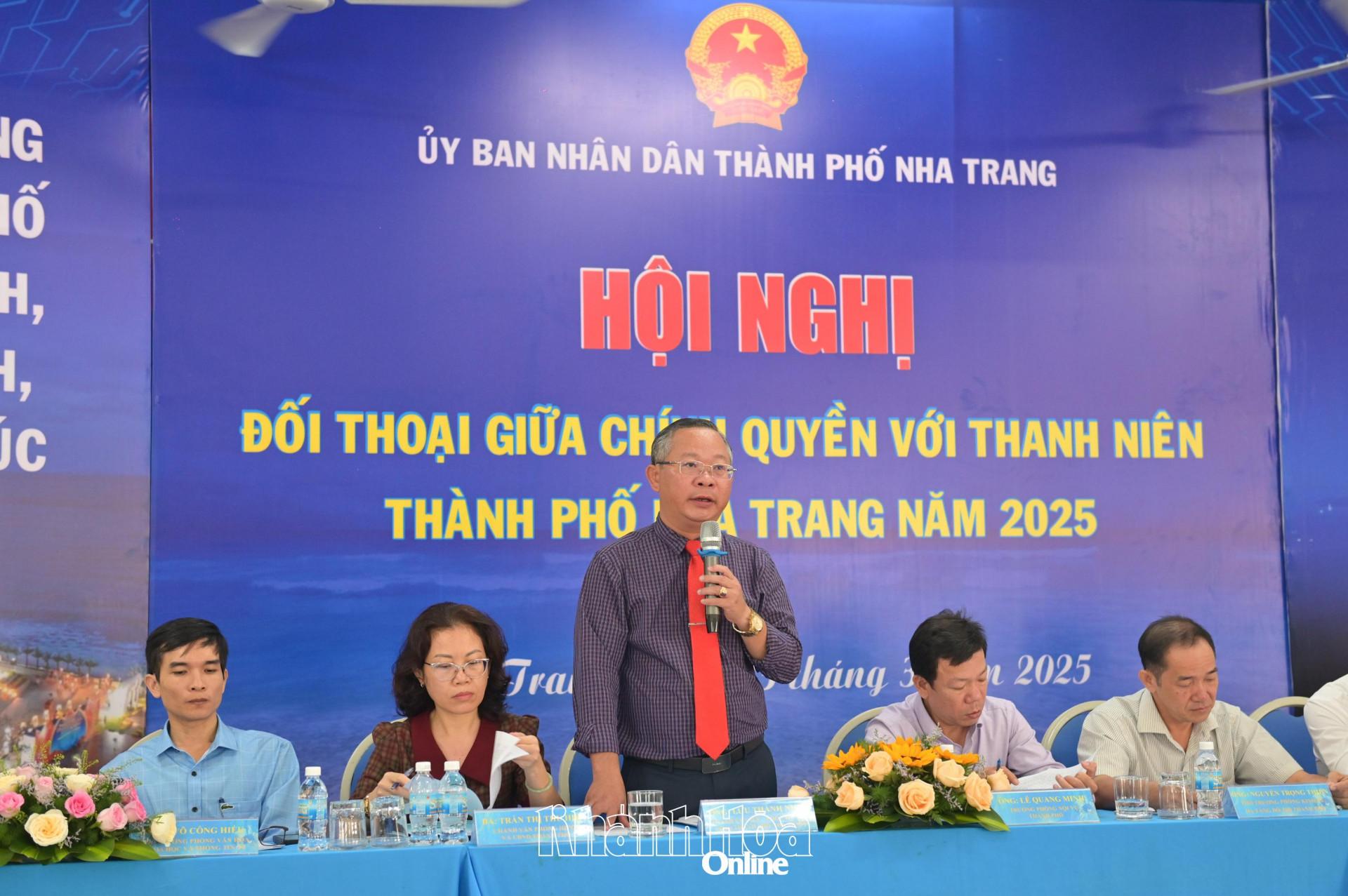 Phó Chủ tịch UBND TP. Nha Trang chủ trì đối thoại với thanh niên.  