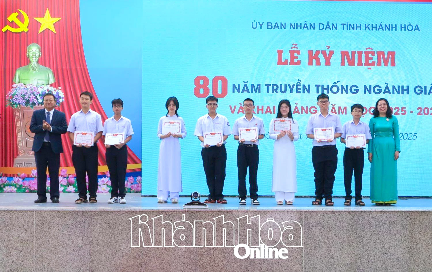 Lãnh đạo Sở Giáo dục và Đào tạo và lãnh đạo nhà trường trao giấy khen cho các học sinh.