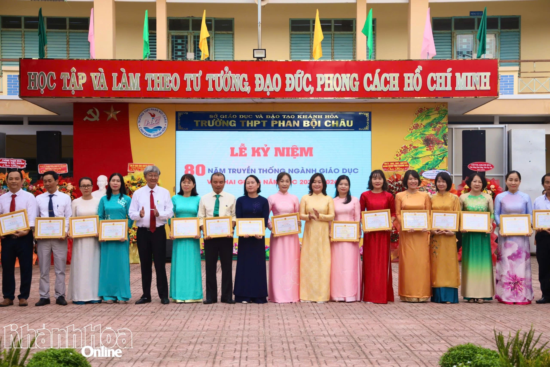 Lãnh đạo Trường THPT Phan Bội Châu tặng giấy khen cho các giáo viên