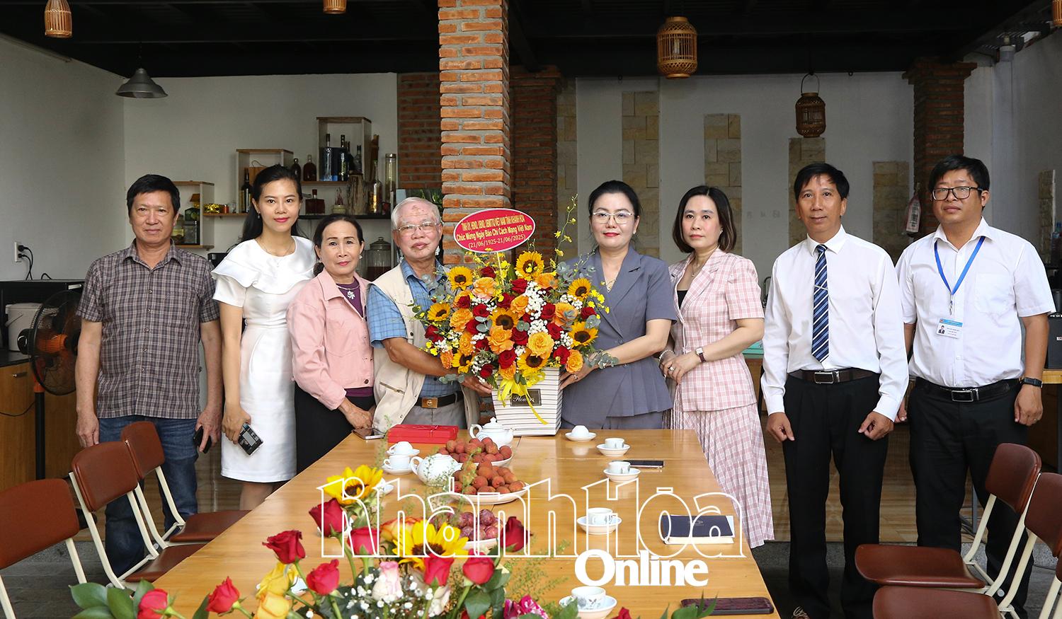Lãnh đạo HĐND tỉnh Khánh Hòa tặng hoa chúc mừng Văn phòng Tạp chí Doanh nghiệp và hội nhập tại Khánh Hòa 