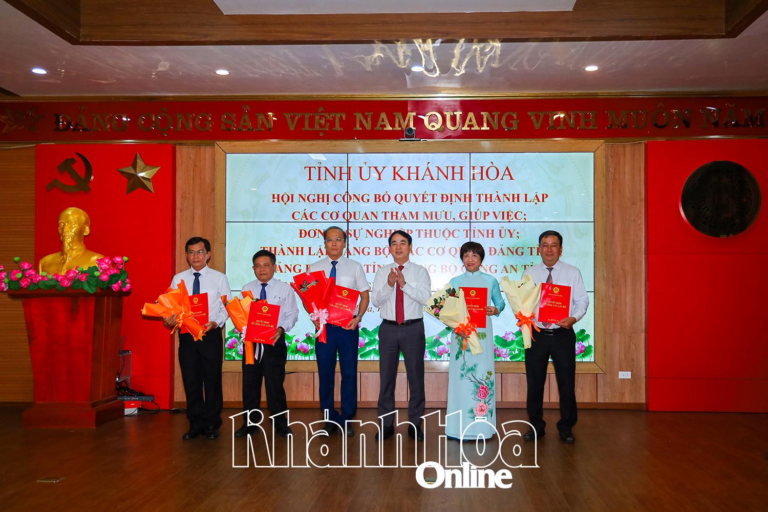 Bí thư Tỉnh ủy Nghiêm Xuân Thành trao quyết định thành lập Ban Tổ chức Tỉnh ủy.