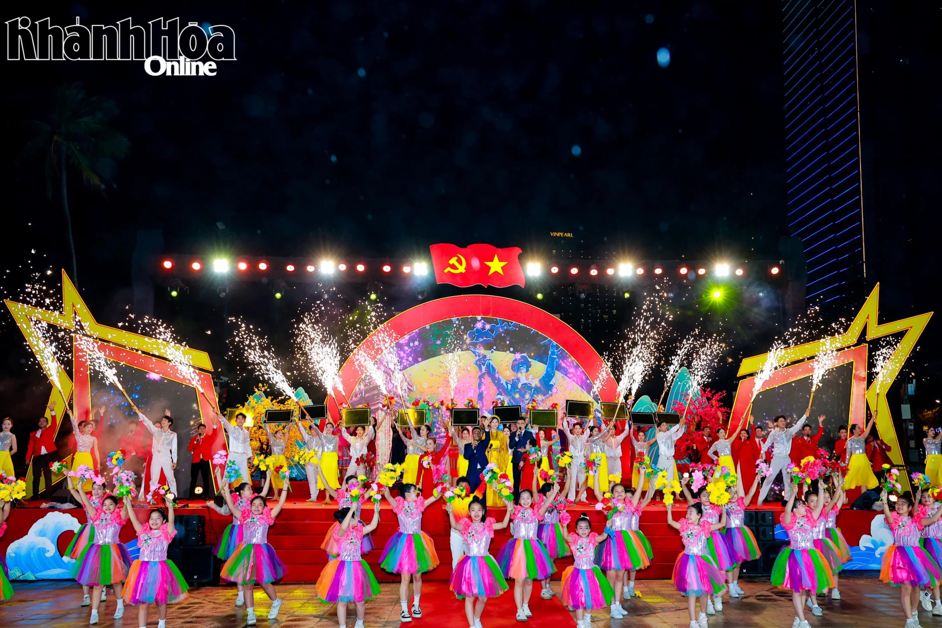 Chương trình biểu diễn nghệ thuật do Nhà hát Nghệ thuật truyền thống tỉnh thực hiện tại Quảng trường 2 tháng 4.