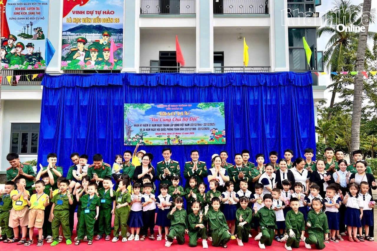 Đại tá Nguyễn Đức Thuận - Phó Chính ủy nhà trường dự, giao lưu với các học sinh.