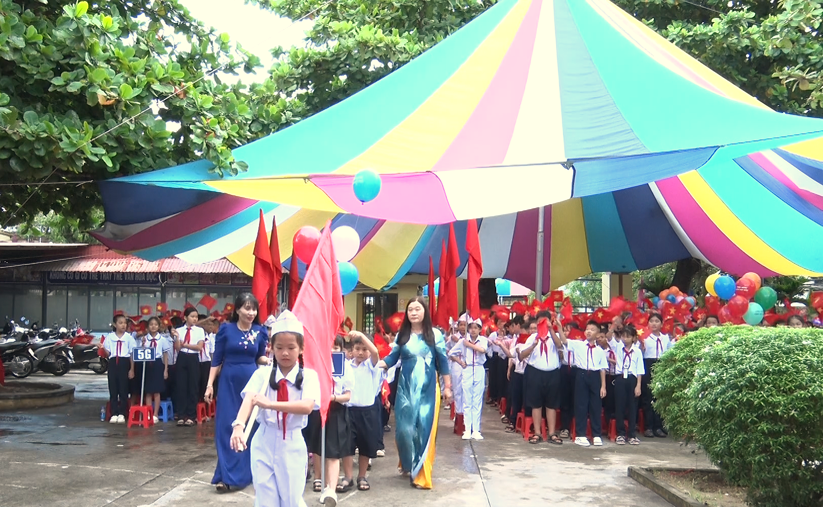 Đón học sinh đầu cấp tại trường Tiểu học Thị trấn 1.