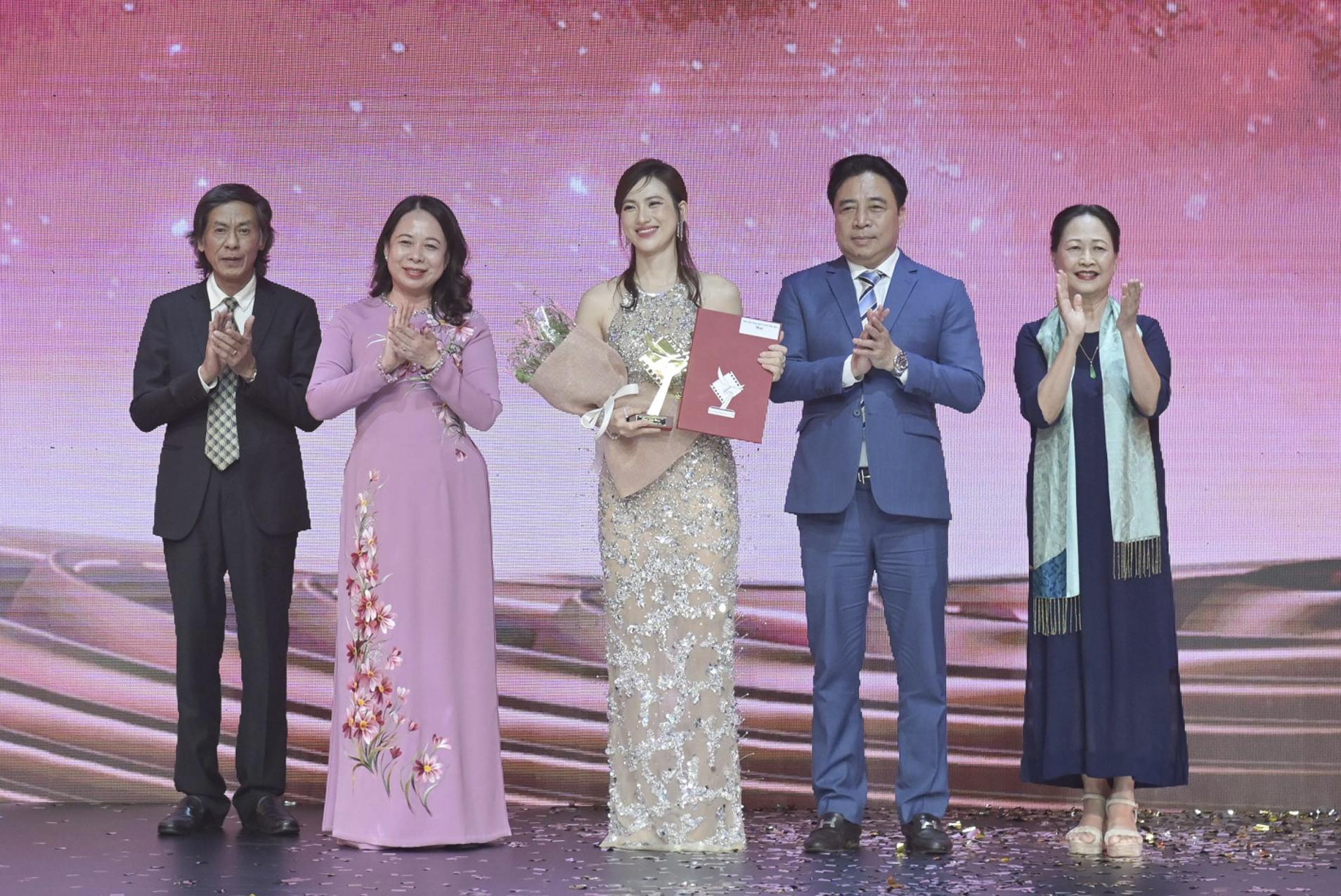 Phó Chủ tịch nước Võ Thị Ánh Xuân và Phó Bí thư Thường trực Tỉnh ủy Nguyễn Khắc Toàn trao giải Cánh diều vàng 2024 hạng mục phim truyện điện ảnh cho phim Mai.