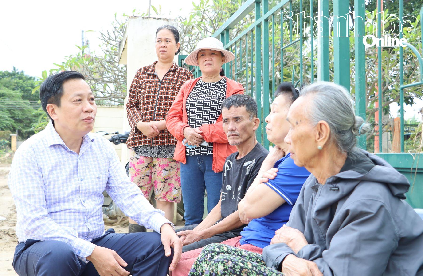 Đồng chí Hà Quốc Trị thăm hỏi, chia sẻ khó khăn với người dân.