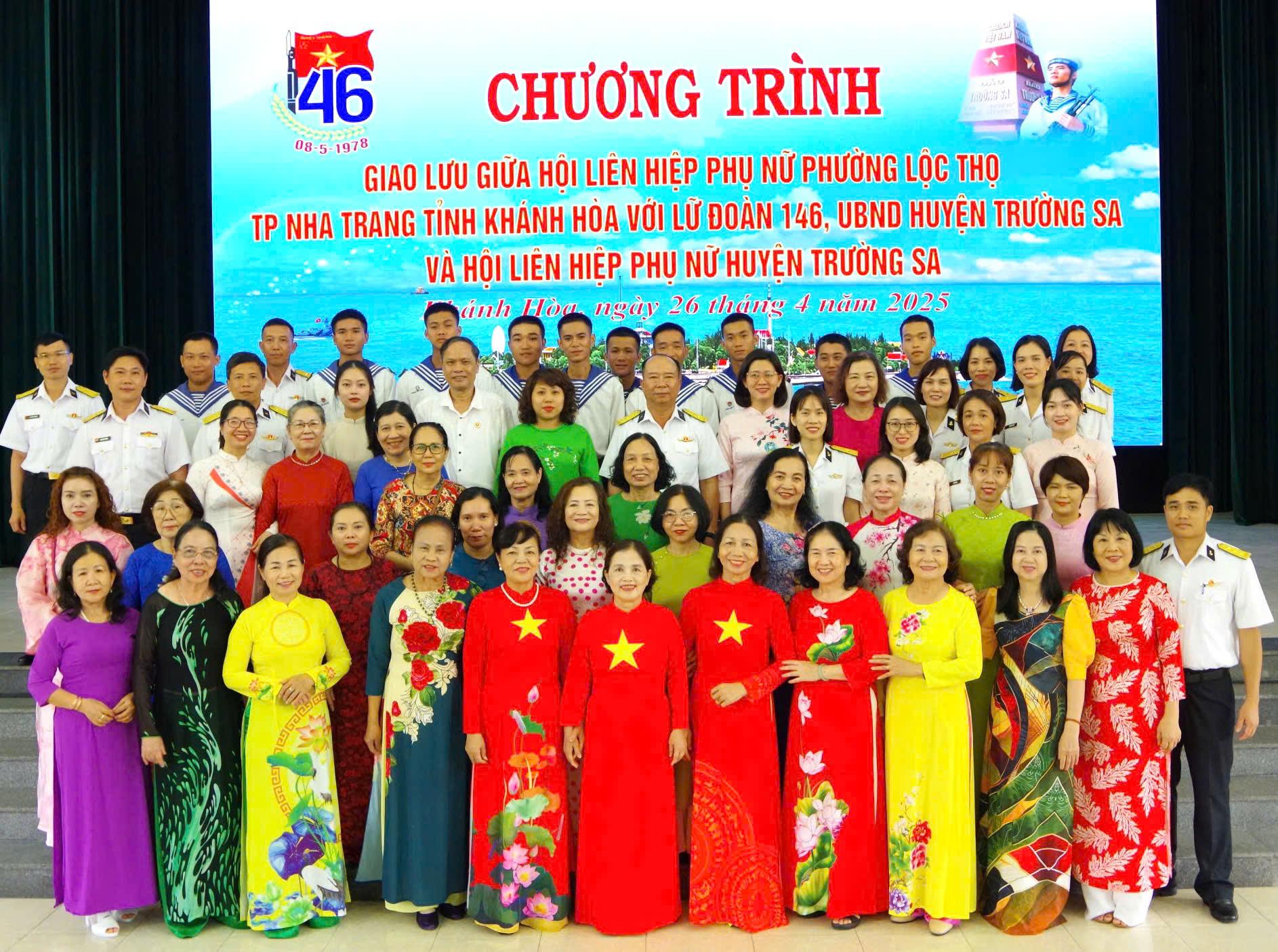 Đoàn chụp hình lưu niệm cùng phụ nữ huyện Trường Sa và cán bộ, chiến sĩ Lữ đoàn 146.