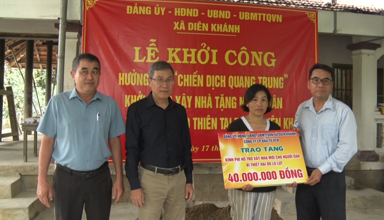 Lãnh đạo xã trao tặng biểu trưng kinh phí xây dựng nhà cho hộ dân 1