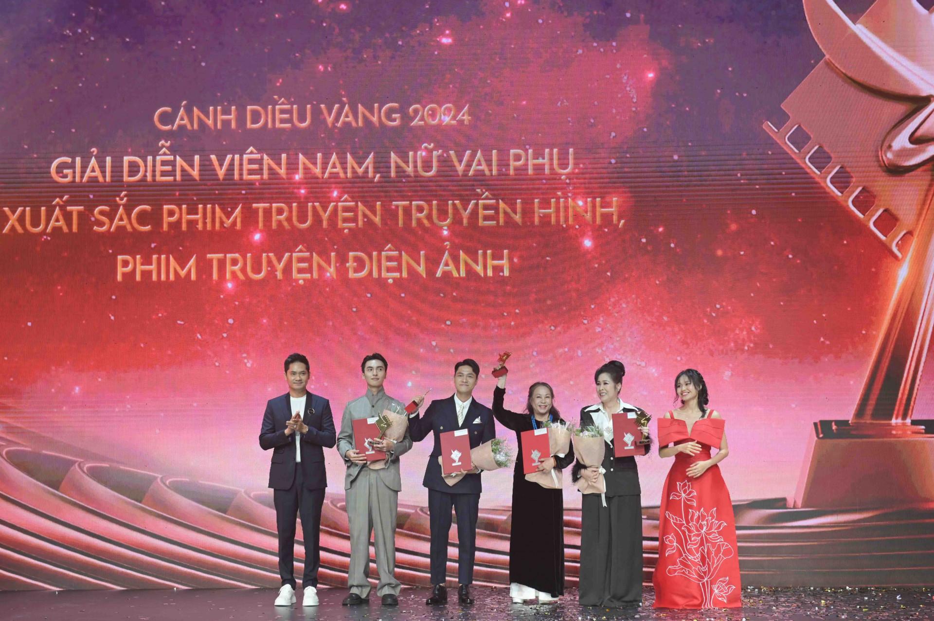 Ban tổ chức trao giải nam, nữ diễn viên phụ xuất sắc phim truyện truyền hình, phim truyện điện ảnh.