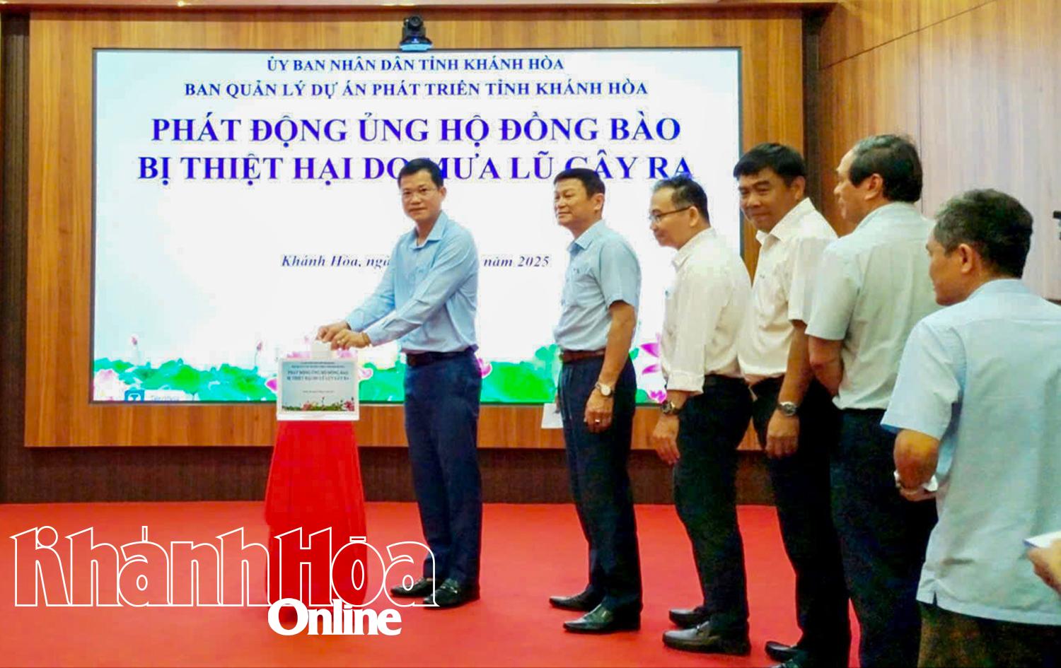 Lãnh đạo Ban Quản lý dự án phát triển tỉnh tham gia ủng hộ đồng bào bị thiệt hại do lũ lụt gây ra.
