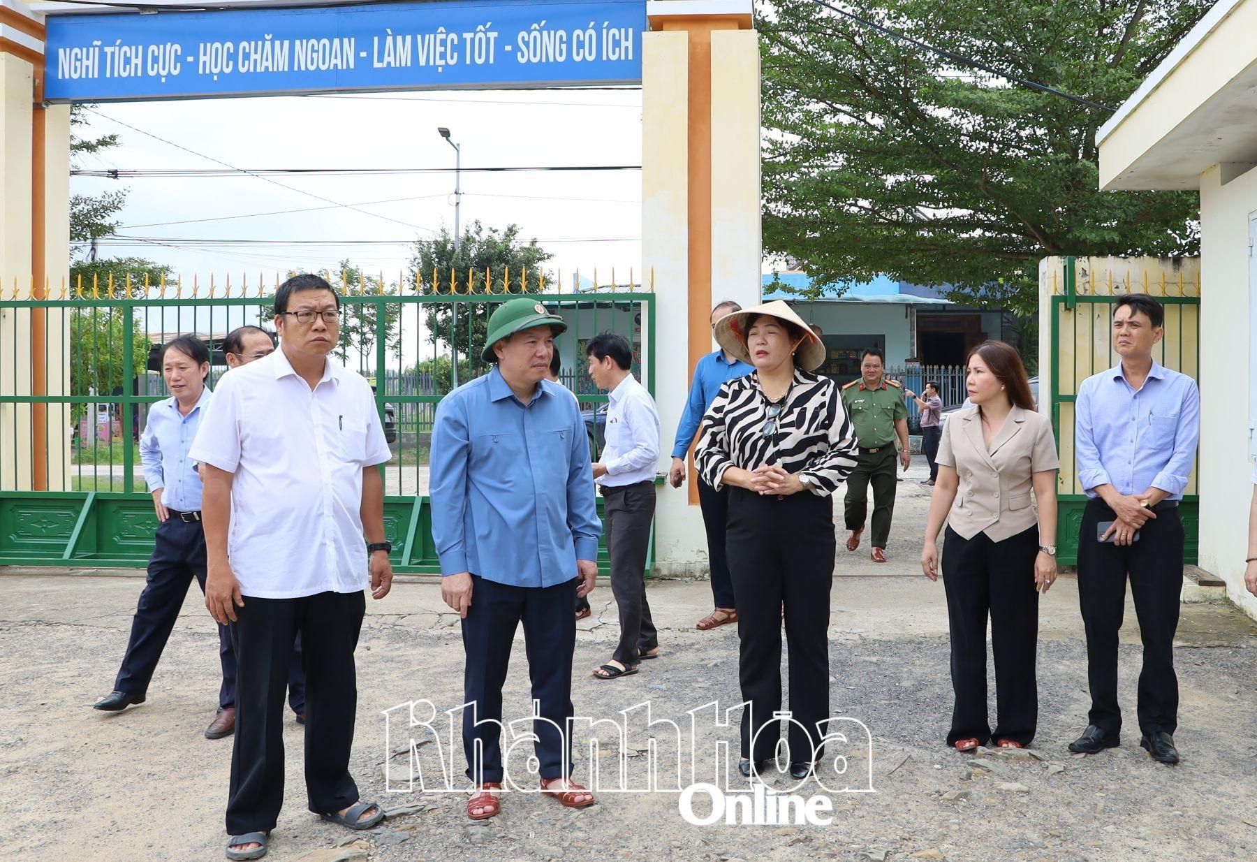 Đồng chí Hồ Xuân Trường kiểm tra tình hình khắc phục tại Trường Tiểu học Ninh Trung.