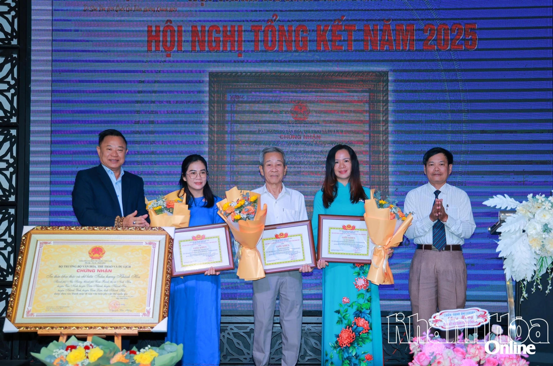Lãnh đạo Liên hiệp các Hội Khoa học và Kỹ thuật tỉnh Khánh Hòa, cùng lãnh đạo Sở Văn hóa, Thể thao và Du lịch trao giấy khen cho các cá nhân xuất sắc.