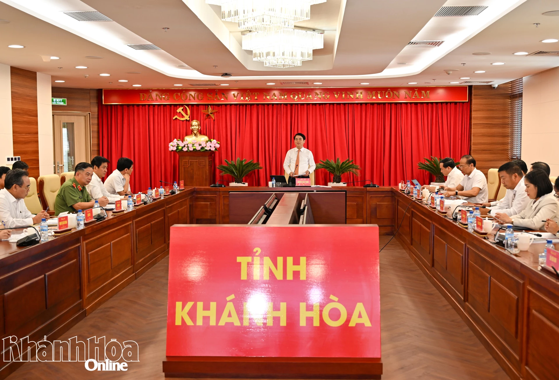 Quang cảnh cuộc họp.