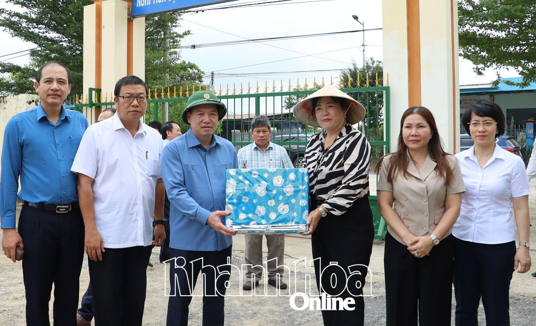 Đồng chí Hồ Xuân Trường tặng quà động viên cán bộ, giáo viên Trường Tiểu học Ninh Trung.