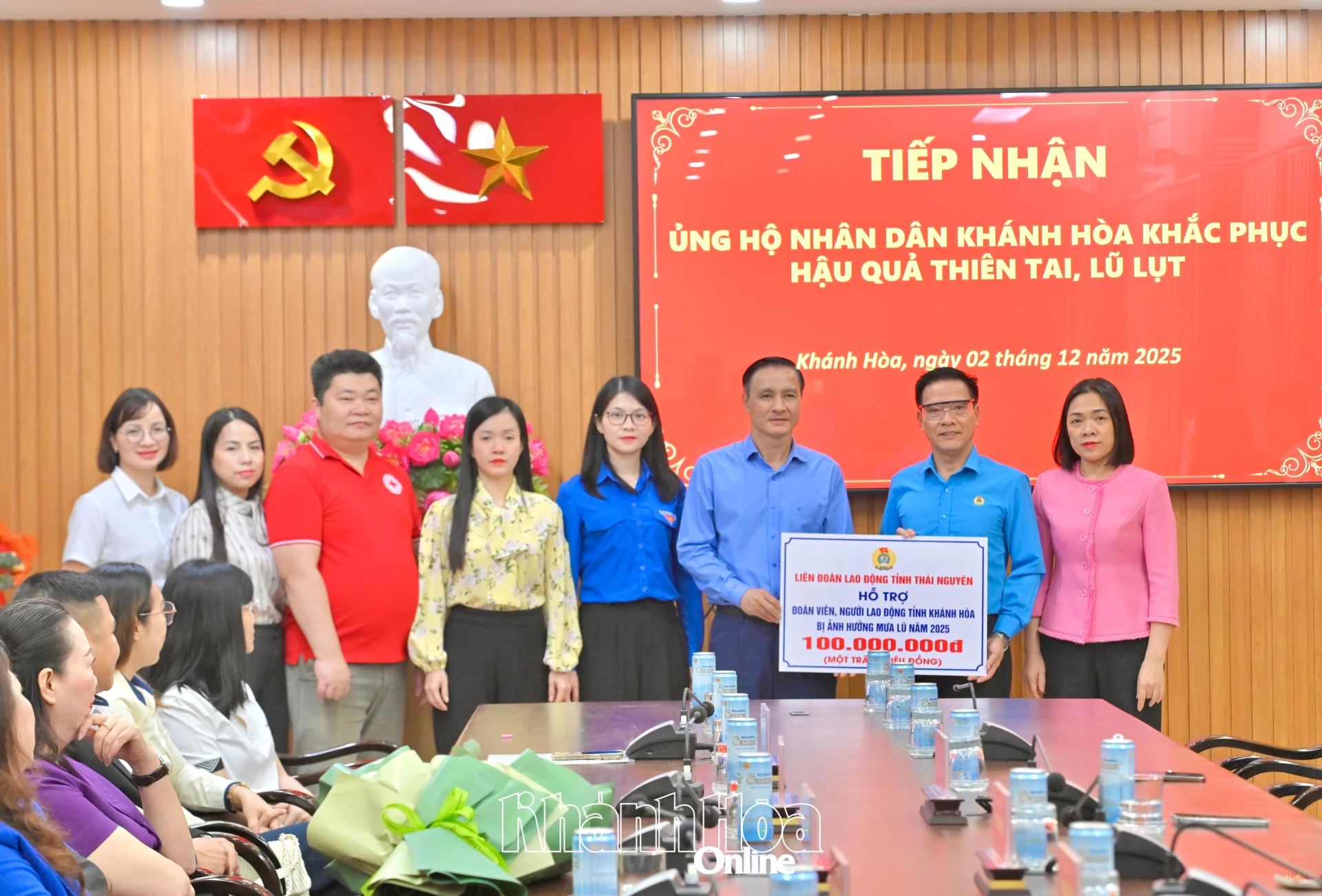 Lãnh đạo tỉnh tiếp nhận hỗ trợ của Ủy ban MTTQ Việt Nam tỉnh Thái Nguyên.