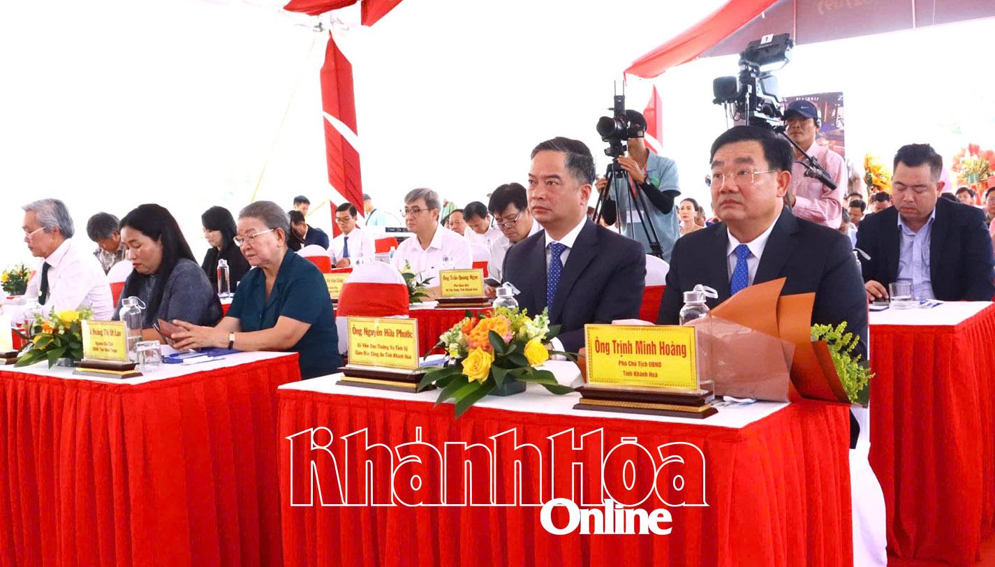 Các đại biểu dự lễ khởi công.