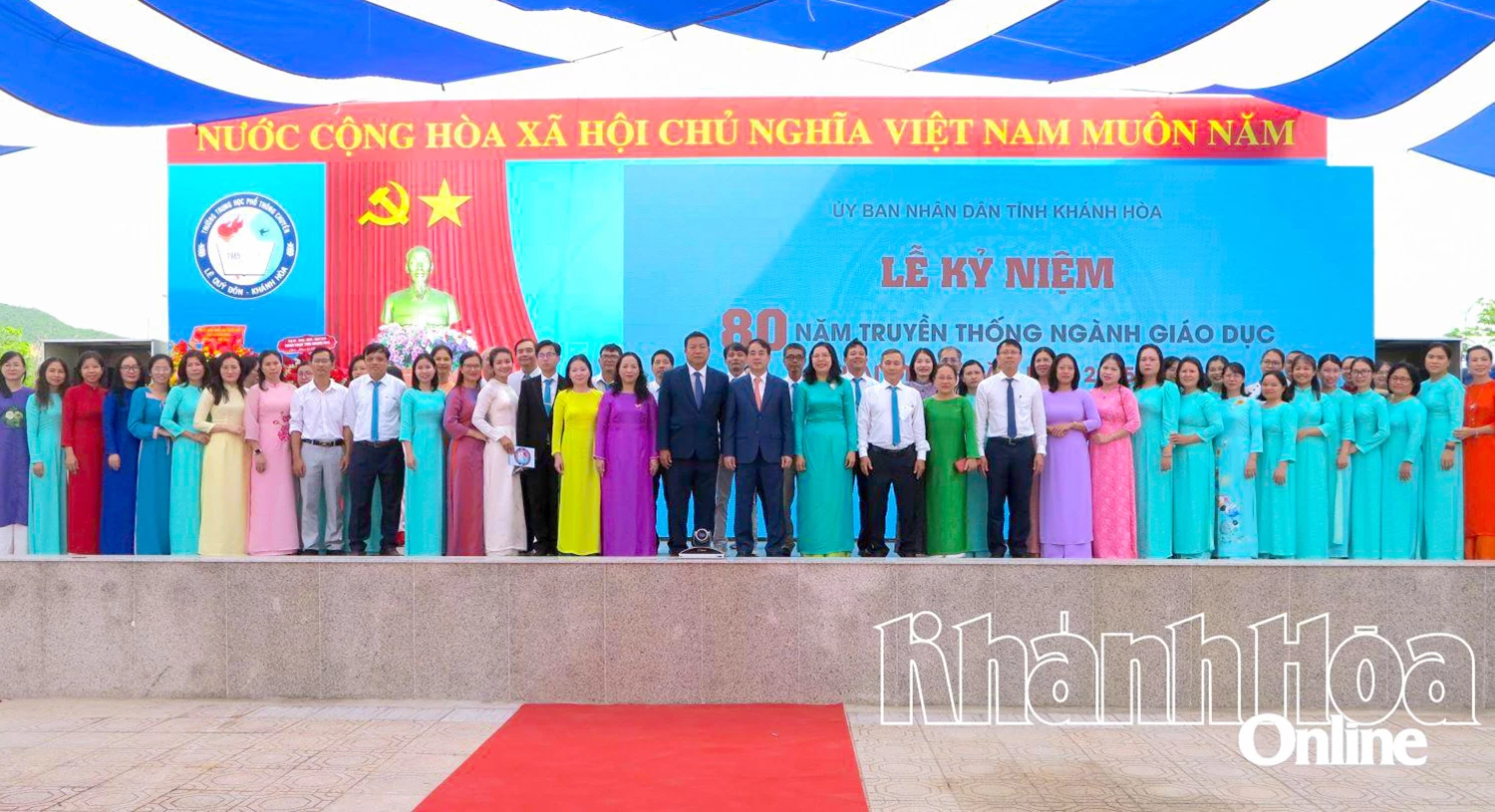 Các đại biểu dự lễ chụp ảnh lưu niệm cùng tập thể cán bộ, giáo viên, học sinh nhà trường.