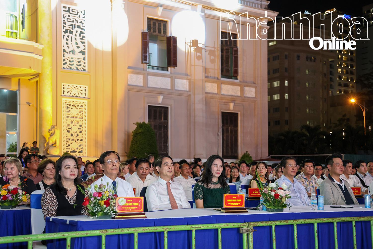 Bí thư Tỉnh ủy Nghiêm Xuân Thành và các đại biểu đến tham dự chương trình.
