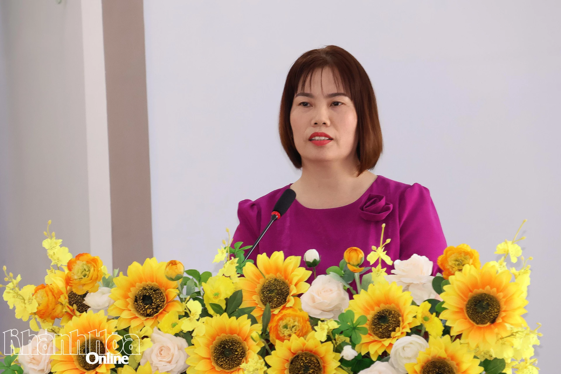 Bà Lê Thị Minh Tâm - Phó Chủ tịch Ủy ban Mặt trận Tổ quốc Việt Nam xã, Chủ tịch Hội Liên hiệp Phụ nữ xã Suối Dầu trình bày chương trình hành động.