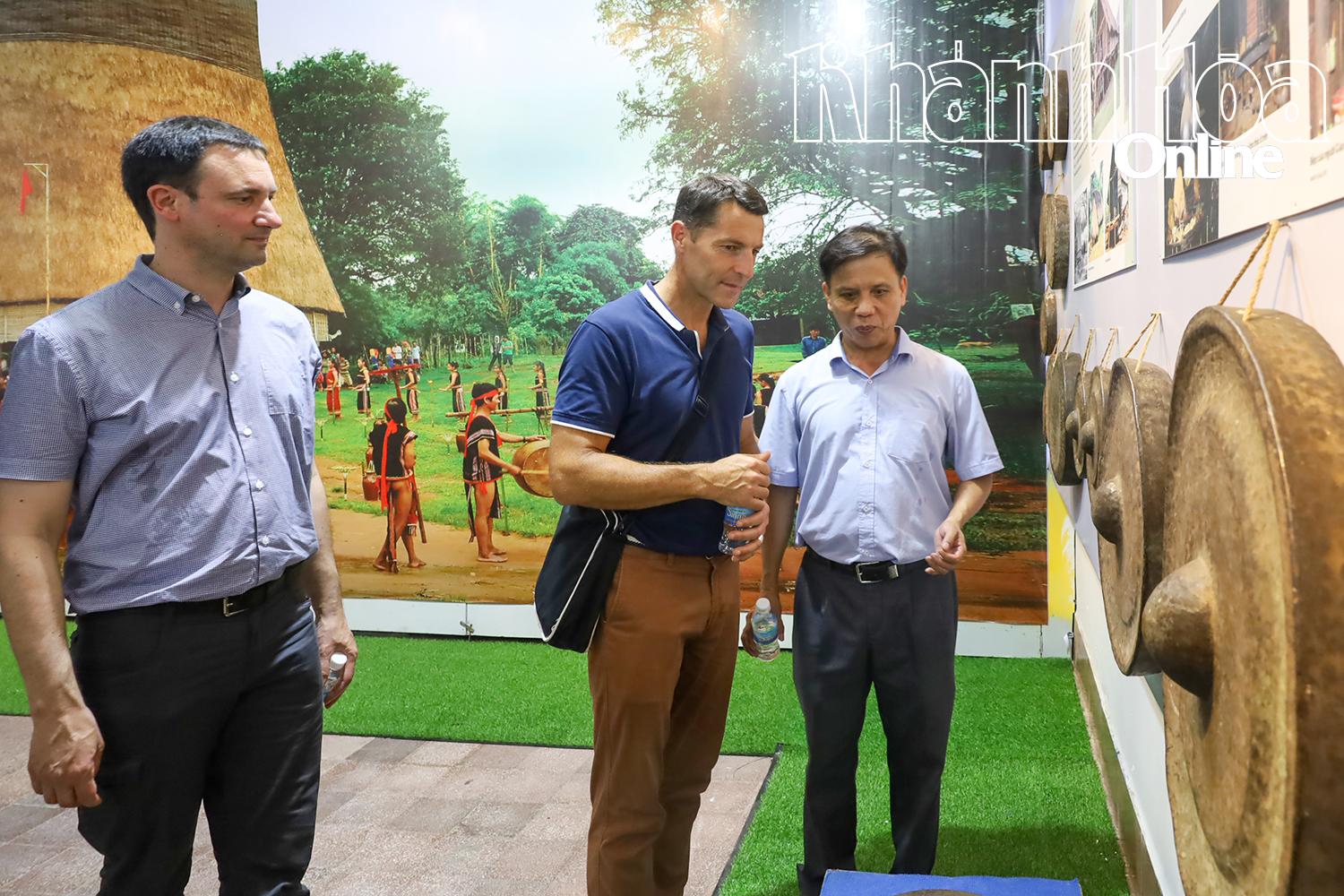 Du khách tham quan hiện vật được trưng bày tại Bảo tàng tỉnh Khánh Hòa. Ảnh minh họa.