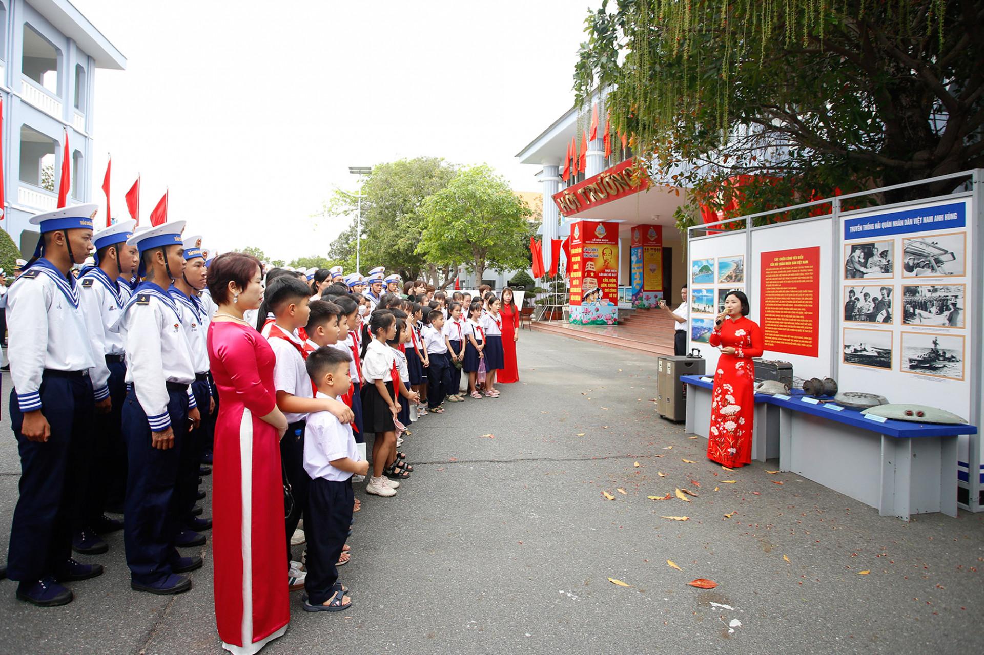 Cán bộ, chiến sĩ hải quân và các  học sinh tham quan triển lãm.