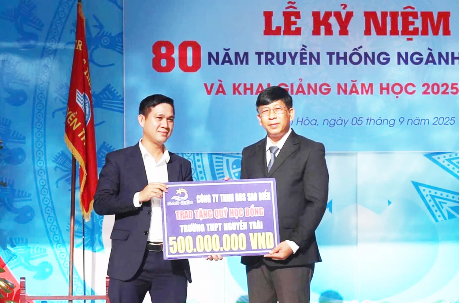 Đại diện công ty TNHH Bất động sản Sao biển tặng 500 triệu đồng cho Quỹ học bổng của trường.