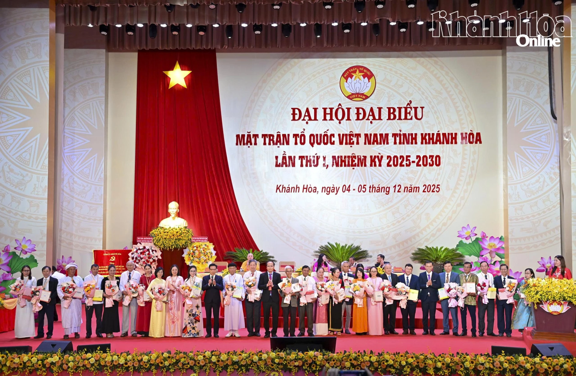Lãnh đạo Ủy ban MTTQ Việt Nam tỉnh tặng hoa cho những vị thôi không tham gia Ủy viên Ủy ban MTTQ Việt Nam tỉnh.  