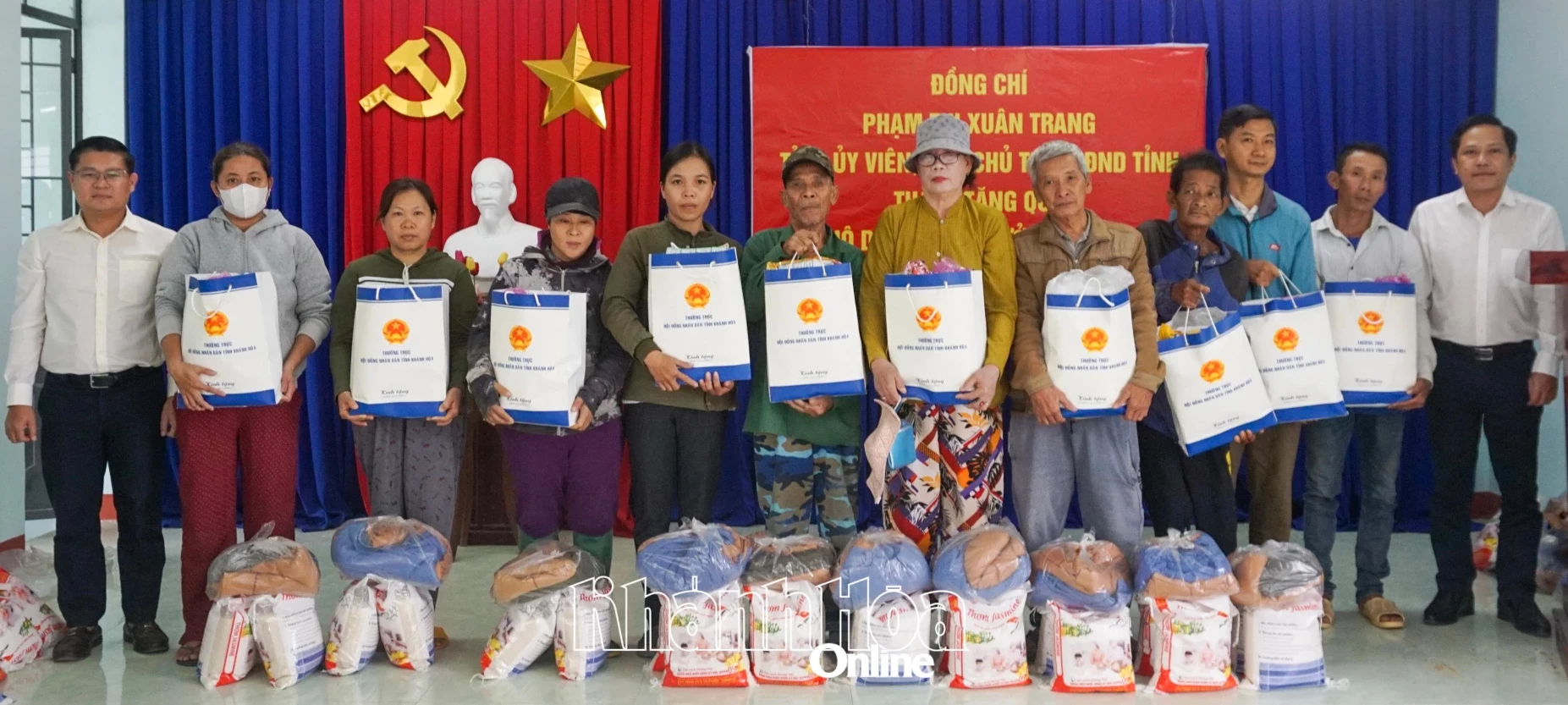 Lãnh đạo Văn phòng Đoàn Đại biểu Quốc hội và HĐND tỉnh cùng xã Cam An trao quà cho các hộ dân.