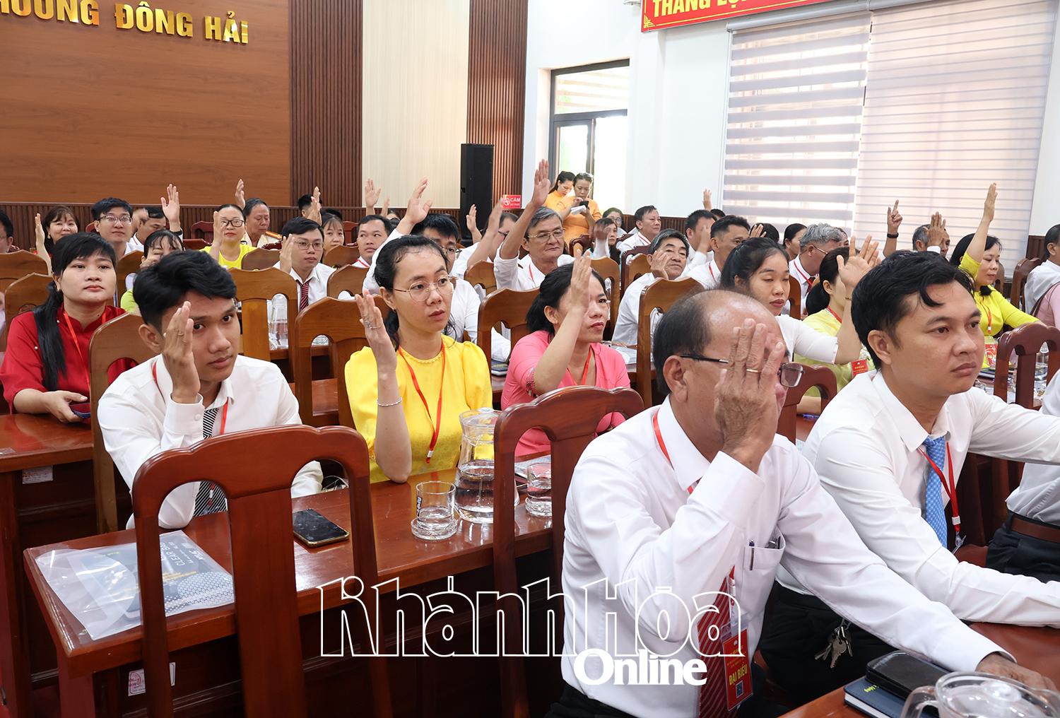Các đại biểu thông qua Nghị quyết Đại hội.
