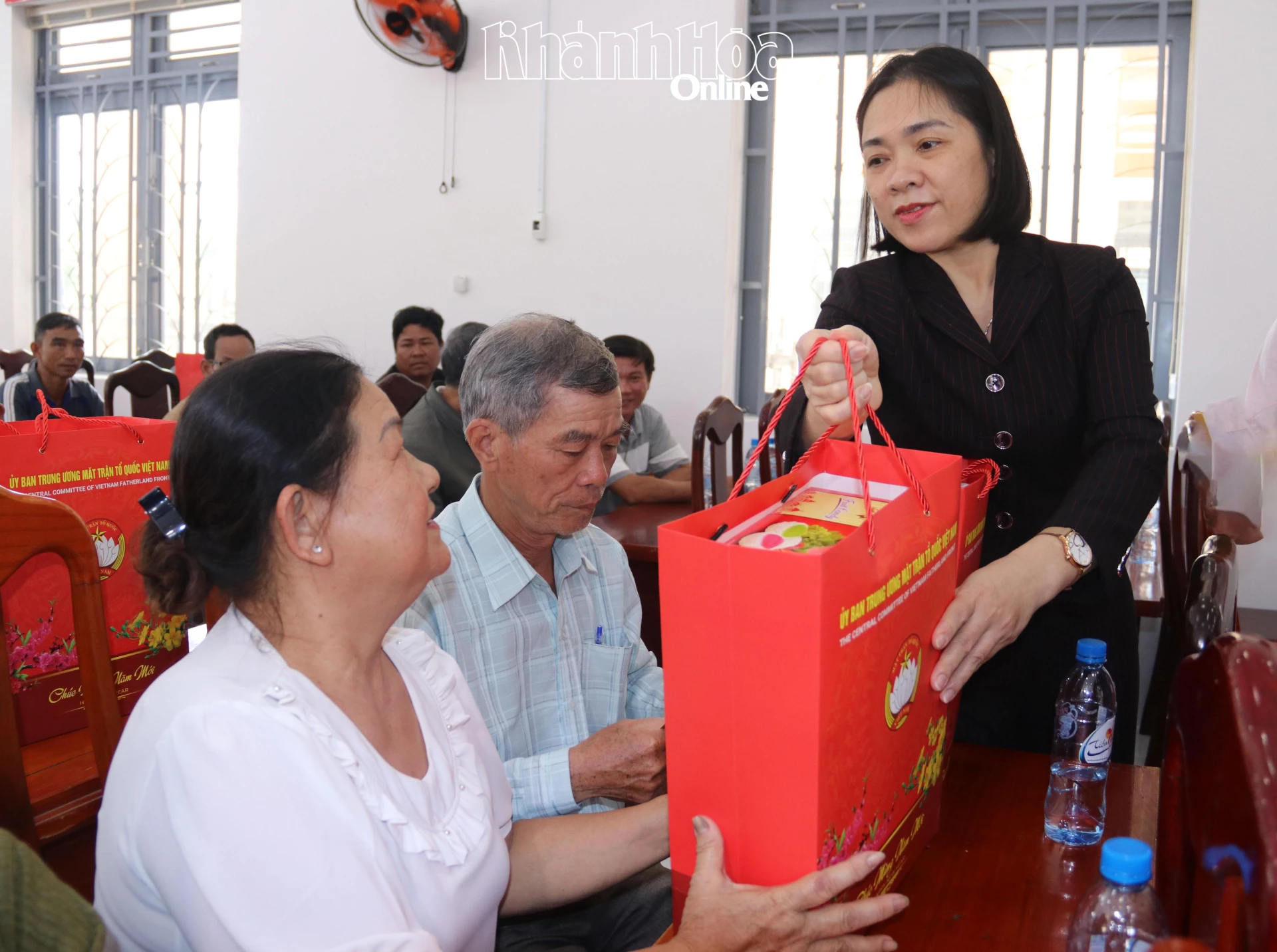 Đồng chí Trần Thu Mai trao quà cho người dân xã Diên Lâm.