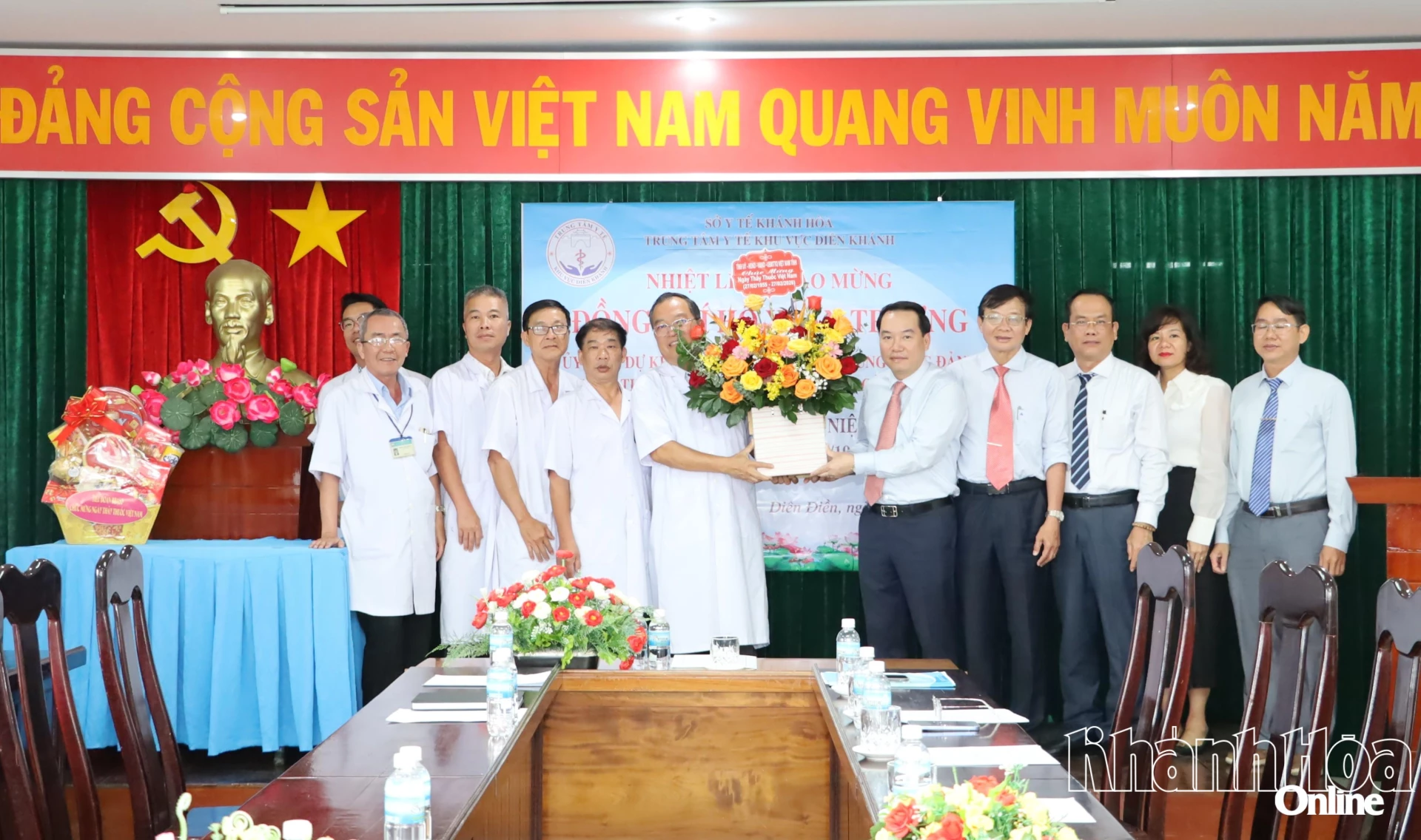 Đồng chí Hồ Xuân Trường tặng hoa và chúc mừng Trung tâm Y tế khu vực Diên Khánh.