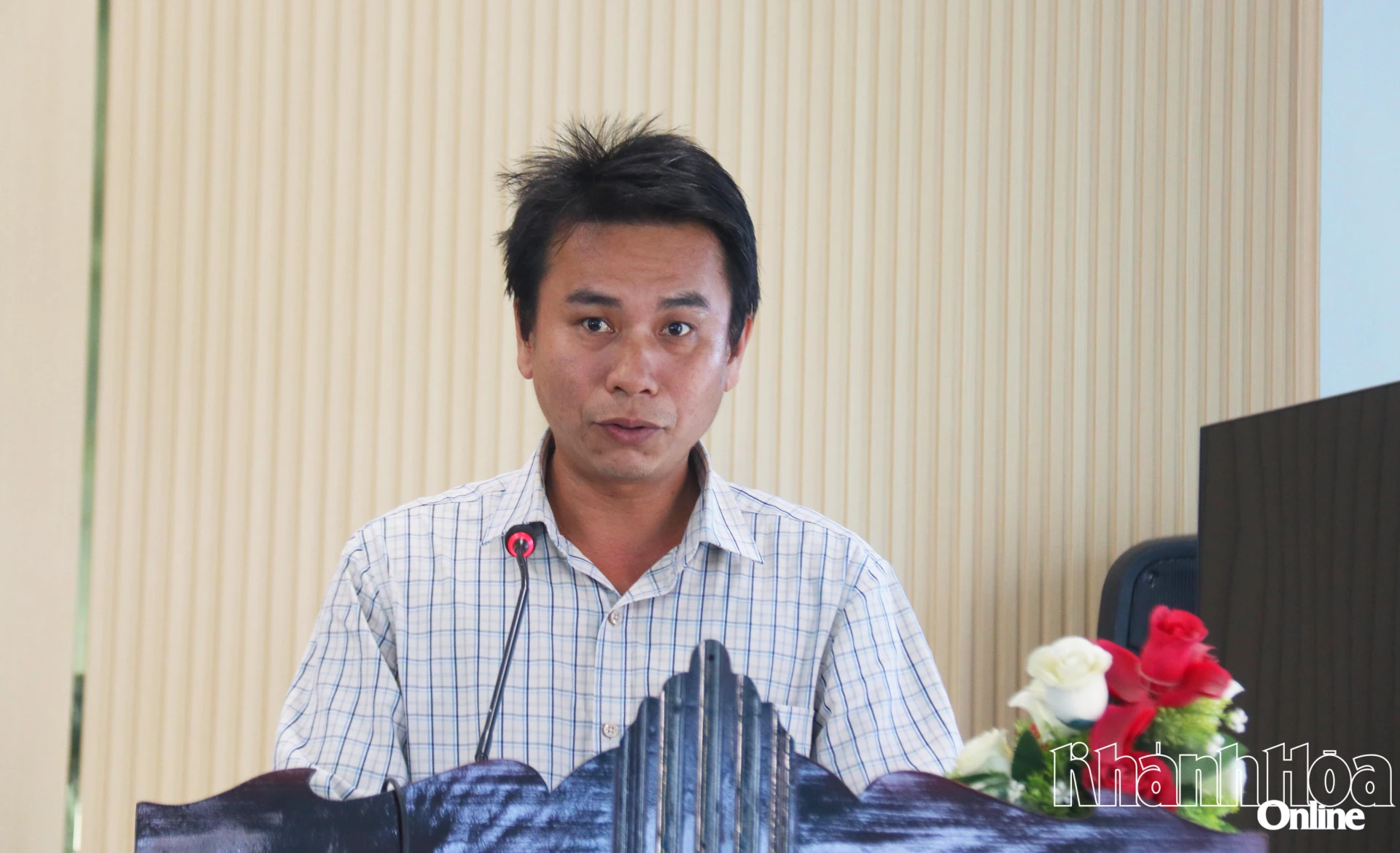 Ông Hoàng Lê Phú ứng cử đại biểu HĐND tỉnh trình bày chương trình hành động.