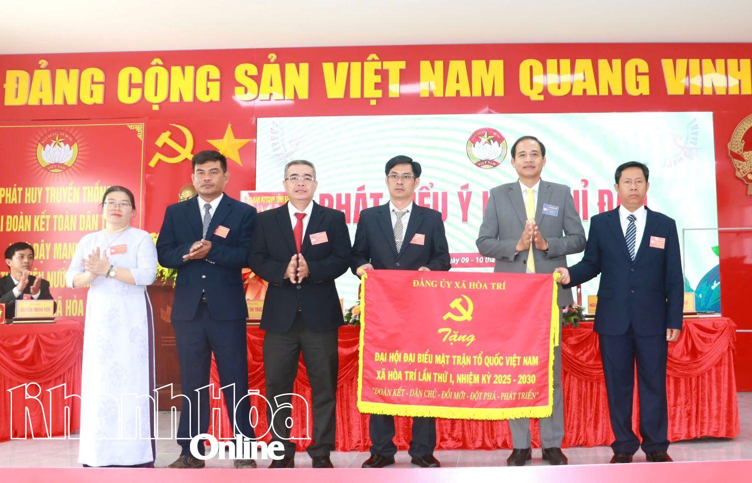 Lãnh đạo Đảng ủy xã Hòa Trí trao bức trướng chúc mừng Đại hội 