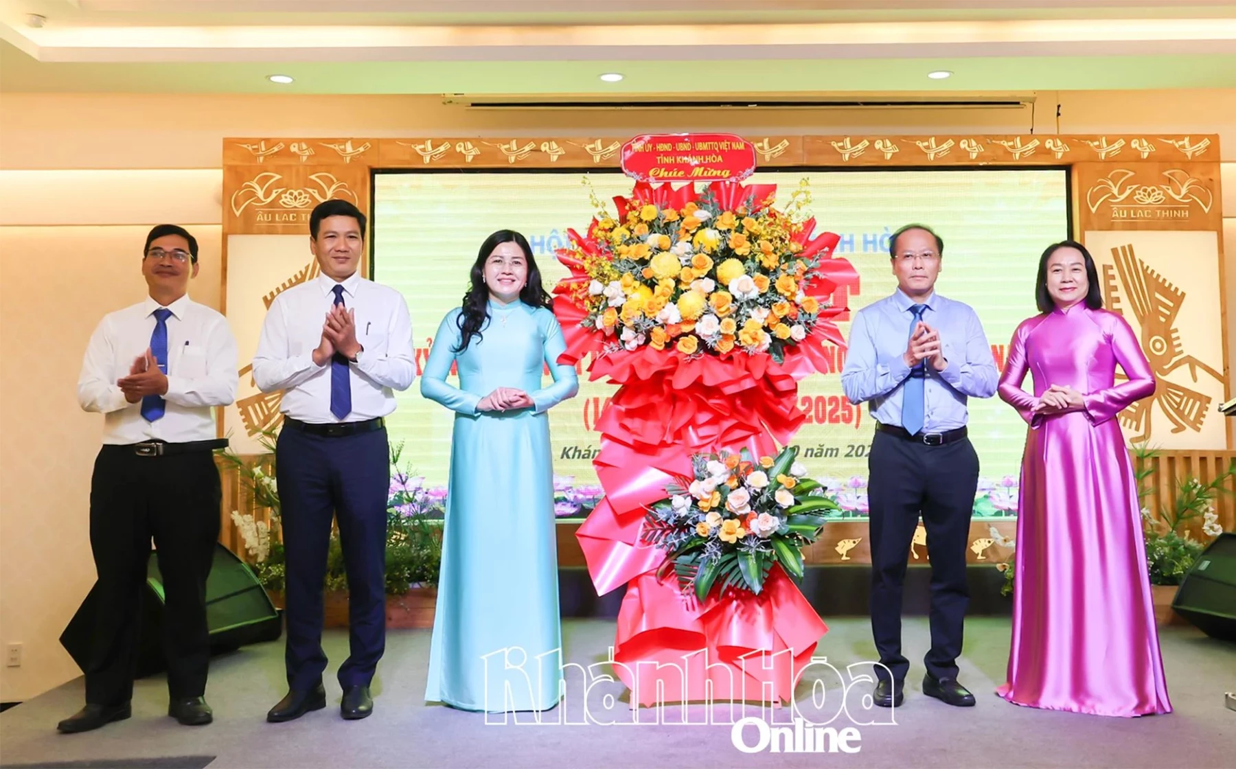 Đồng chí Nguyễn Khắc Hà tặng hoa chúc mừng Hội Nông dân tỉnh nhân 95 năm Ngày thành lập Hội Nông dân Việt Nam.