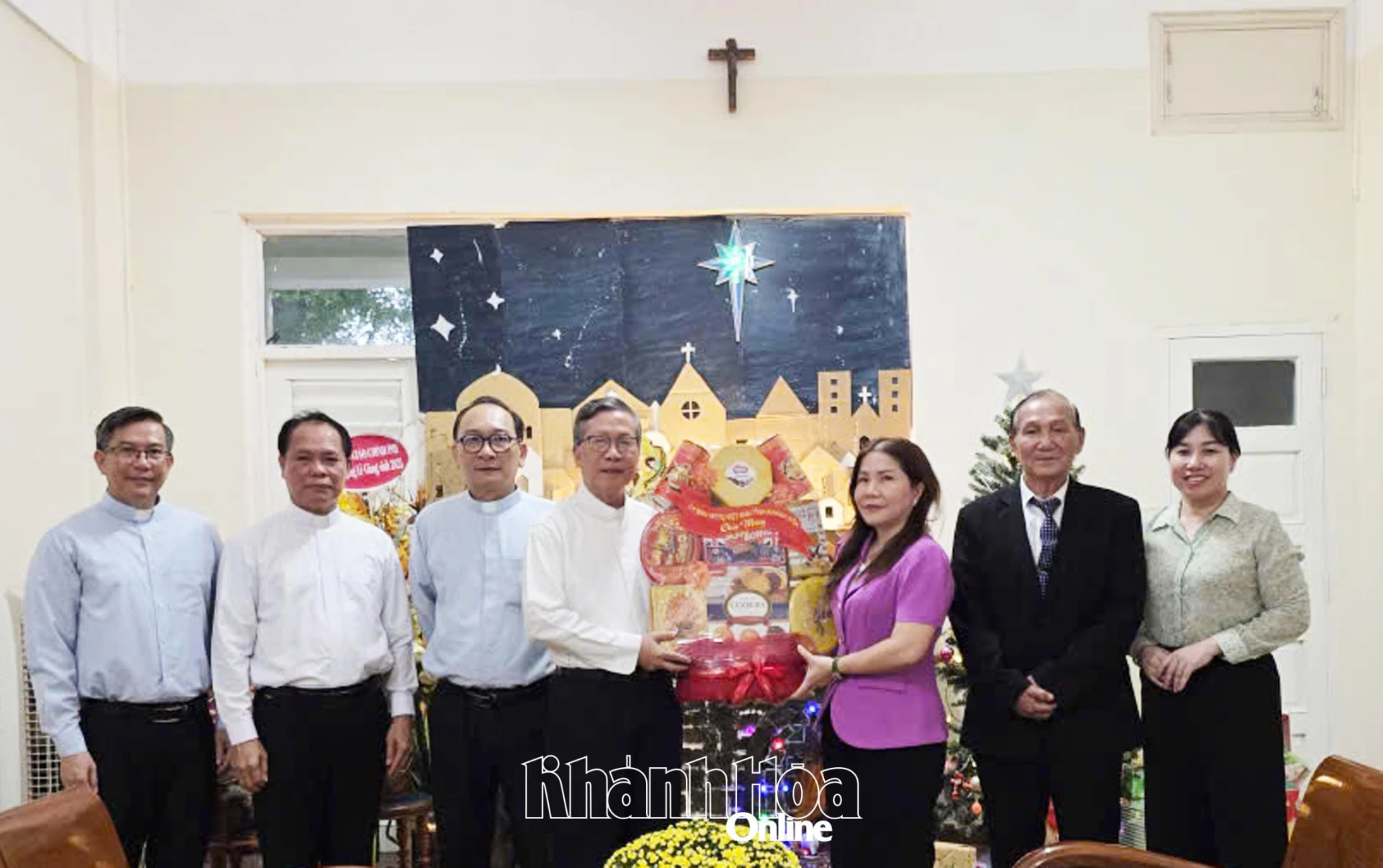 Đoàn đến thăm, chúc mừng Linh mục Ngô Đình Tiến - Giám đốc Đại Chủng viện Sao biển. 