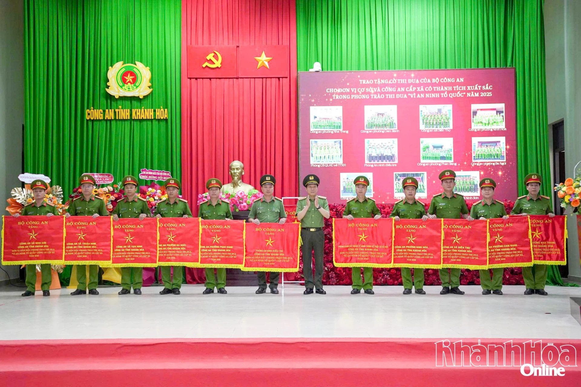 Đại tướng Lương Tam Quang - Ủy viên Bộ Chính trị, Bộ trưởng Bộ Công an trao cờ thi đua của Bộ Công an cho 11 tập thể thuộc Công an tỉnh có thành tích xuất sắc năm 2025.